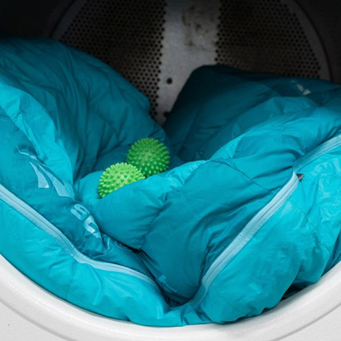 Guía para Lavar y Cuidar Tus Sacos de Dormir de Plumas y Sintéticos
